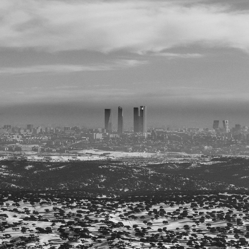 skyline Madrid con boina contaminación polución en blanco y negro cuadrado