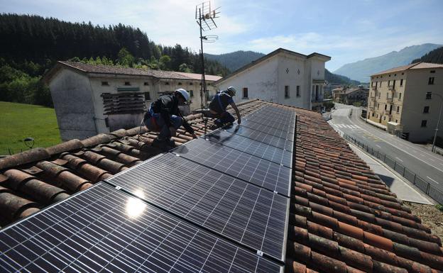 operarios instalando paneles solares en edificación