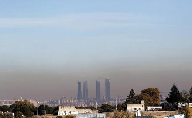 skyline Madrid con boina polución