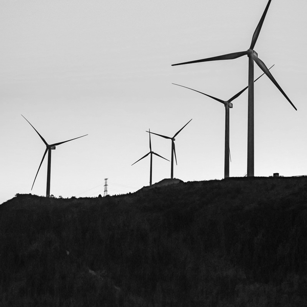 parque eólico montaña a contraluz en blanco y negro